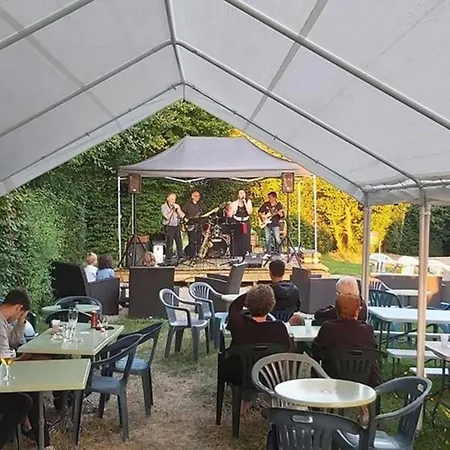 Mobil-home Confortable Avec Terrasse Pour 4 Personnes - Api-1-52-1361 مكان تخييم *