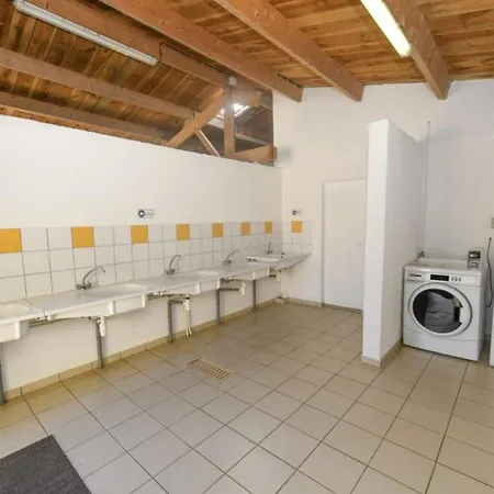 مكان تخييم Mobil-home Confortable Avec Terrasse Pour 4 Personnes - Api-1-52-1361 Commequiers